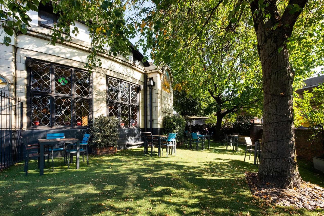 Bridge Hotel Greenford  Exterior photo